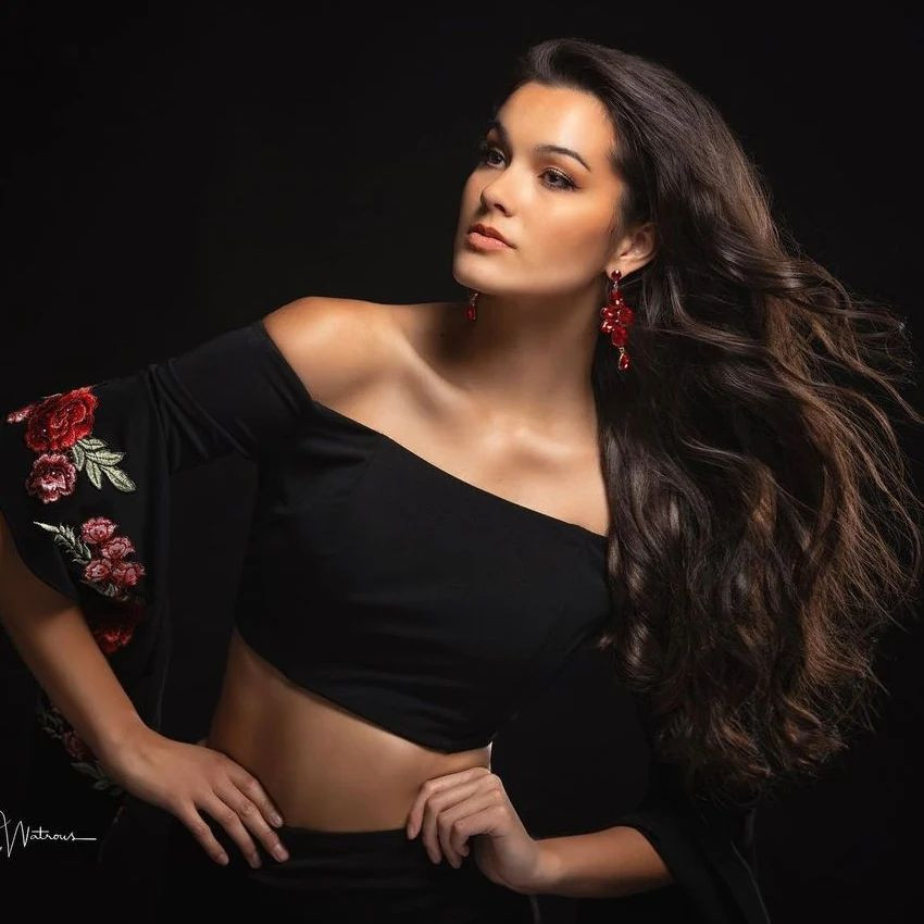 Cô có vẻ đẹp lai cuốn hút. Người đẹp là sinh viên Đại học Wisconsin-Madison chuyên ngành Lịch sử và Nghiên cứu quốc tế với chứng chỉ về Nghiên cứu Đông Nam Á và Khoa học chính trị.