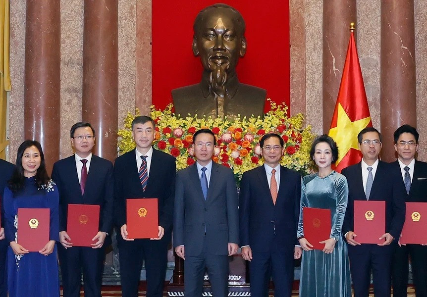 Chủ tịch nước Võ Văn Thưởng trao quyết định bổ nhiệm cho các đại sứ. (Ảnh: Thống Nhất/TTXVN) Chủ tịch nước Võ Văn Thưởng trao quyết định bổ nhiệm cho các đại sứ. (Ảnh: Thống Nhất/TTXVN)