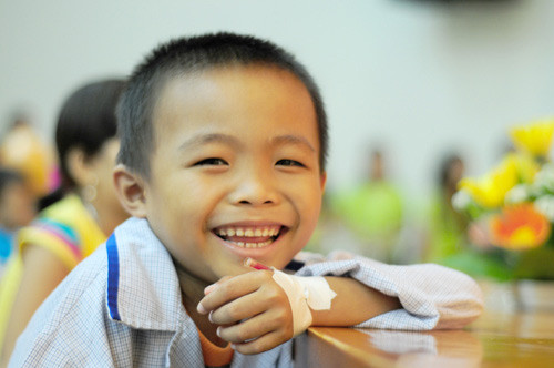 Bé trai mắc bệnh nặng thích ca hát cùng các bạn nhưng giờ chỉ biết cười