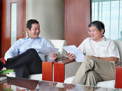 Ông Bùi Quang Ngọc (phải) cùng người tiền nhiệm Trương Gia Bình. (Ảnh: FPT). Ông Bùi Quang Ngọc (phải) cùng người tiền nhiệm Trương Gia Bình. (Ảnh: FPT)