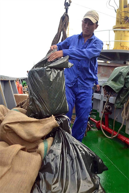 Hàng Tết trước khi đưa lên nhà giàn được đóng gói cẩn thận. Hàng Tết trước khi đưa lên nhà giàn được đóng gói cẩn thận