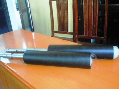 Ống bắn lưới dài khoảng 60 cm. Ảnh: Lê Hoàng