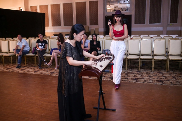 Hà Anh khoe eo 'con kiến' sexy, làm đạo diễn thời trang ảnh 2