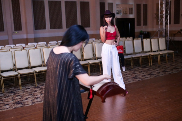 Hà Anh khoe eo 'con kiến' sexy, làm đạo diễn thời trang ảnh 1