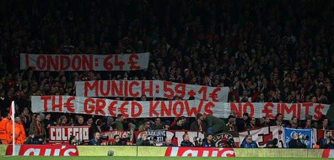 HLV Wenger: Người chết vì... tiền ảnh 1