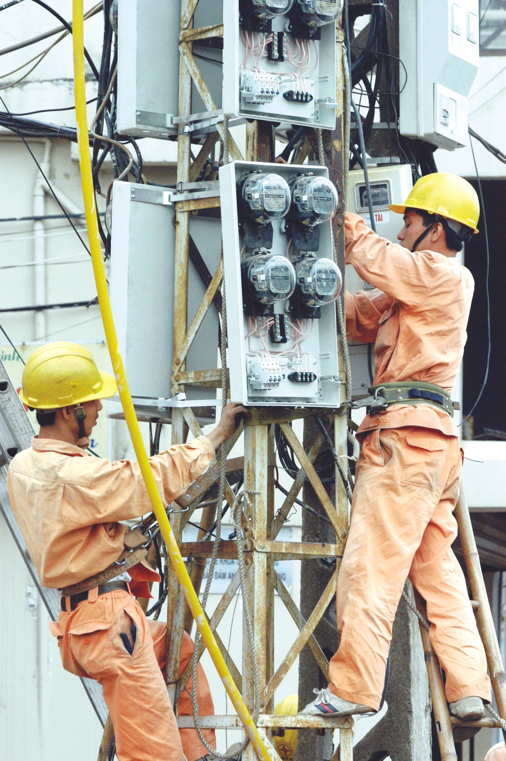 Nhiều chuyên gia cho rằng thời điểm này chưa thích hợp để tăng giá điện. Ảnh: Phạm Yên