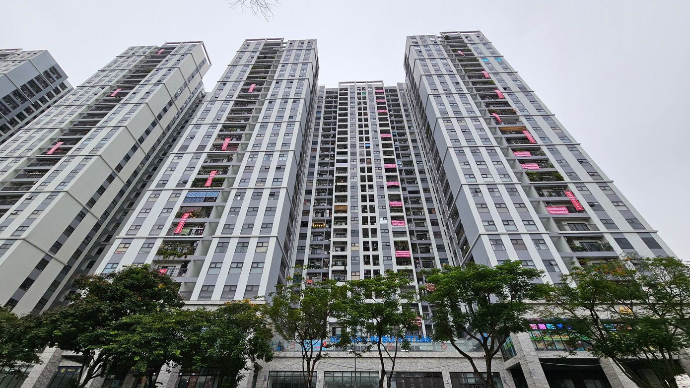 Chung cư Phương Đông Green Park (số 1 Trần Thủ Độ, phường Hoàng Liệt, quận Hoàng Mai, Hà Nội) đỏ rực băng rôn yêu cầu chủ đầu tư tổ chức Hội nghị nhà chung cư lần đầu, bàn giao quỹ bảo trì. Chung cư Phương Đông Green Park (số 1 Trần Thủ Độ, phường Hoàng Liệt, quận Hoàng Mai, Hà Nội) đỏ rực băng rôn yêu cầu chủ đầu tư tổ chức Hội nghị nhà chung cư lần đầu, bàn giao quỹ bảo trì.