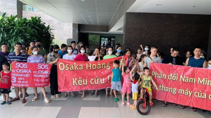 Cư dân chung cư Osaka Complex căng băng rôn kêu cứu, phản đối ban quản lý tòa nhà dừng hoạt động một số thang máy, thang chuyển rác thải, dừng dịch vụ dọn vệ sinh tòa nhà... Cư dân chung cư Osaka Complex căng băng rôn kêu cứu, phản đối ban quản lý tòa nhà dừng hoạt động một số thang máy, thang chuyển rác thải, dừng dịch vụ dọn vệ sinh tòa nhà...