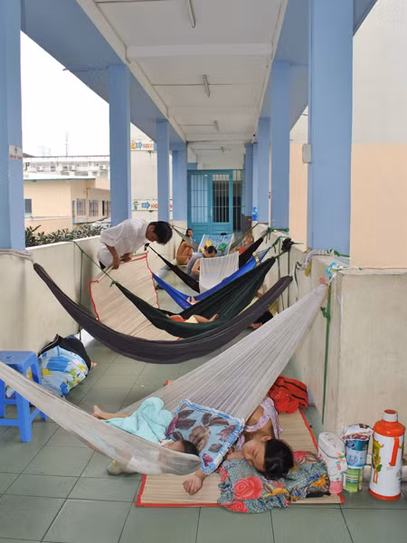 Con nằm võng, mẹ nằm đất ở hành lang Khoa Hô hấp BV Nhi đồng 1