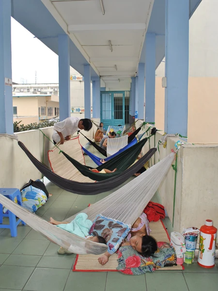 Con nằm võng, mẹ nằm đất ở hành lang Khoa Hô hấp BV Nhi đồng 1