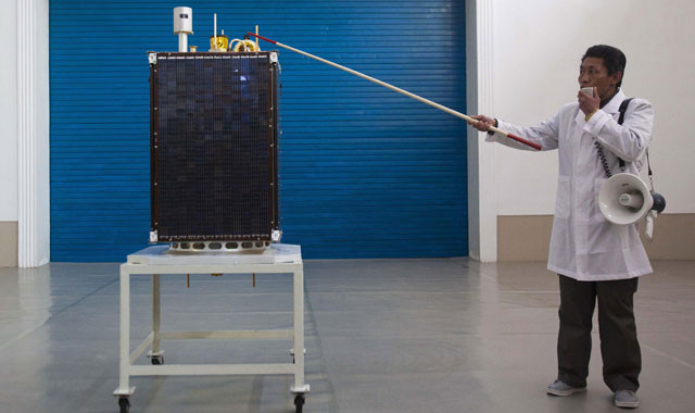 Một chuyên gia hàng đầu về tên lửa đang giới thiệu hoạt động của Unha-3 thông qua bản đồ và mô hình.