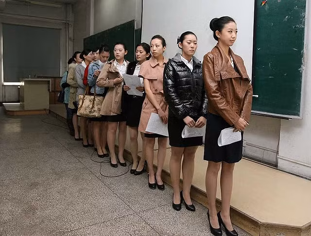 Các cô gái đều có gương mặt xinh xắn, cân đối, nụ cười rạng rỡ