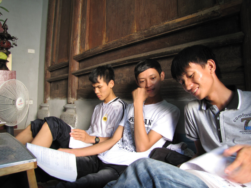 Ngô Đình Dương ôn bài cùng bạn tại chùa Hương Tuyết