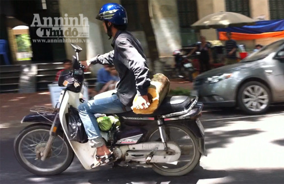 "Xin" xong, bỏ đi ngay. "Xin" xong, bỏ đi ngay.