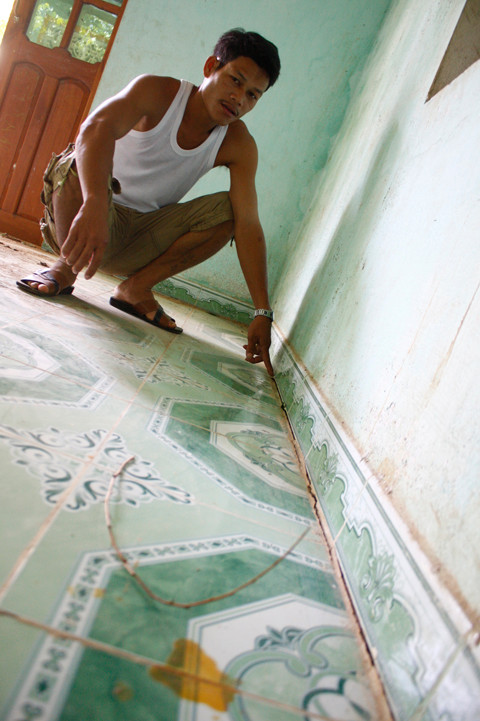 Nhà dân nứt nẻ sau động đất