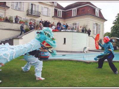 Người Việt múa rồng trong một ngày hội ở Bỉ