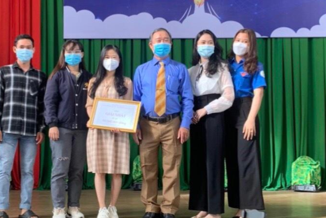 Ông Nguyễn Xuân Niệm – Phó Giám đốc Sở Khoa học và Công nghệ tỉnh Kiên Giang trao giấy khen đoạt giải nhất hội thi "Khởi nghiệp đổi mới sáng tạo tỉnh Kiên Giang năm 2021". Ông Nguyễn Xuân Niệm – Phó Giám đốc Sở Khoa học và Công nghệ tỉnh Kiên Giang trao giấy khen đoạt giải nhất hội thi "Khởi nghiệp đổi mới sáng tạo tỉnh Kiên Giang năm 2021".