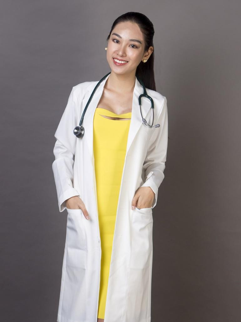 Từng là học sinh chuyên Sinh, cùng với niềm yêu thích các bộ phim Hồng Kông xưa, Phương Linh quyết tâm nuôi dưỡng và xây dựng ước mơ trở thành bác sĩ đa khoa. Từng là học sinh chuyên Sinh, cùng với niềm yêu thích các bộ phim Hồng Kông xưa, Phương Linh quyết tâm nuôi dưỡng và xây dựng ước mơ trở thành bác sĩ đa khoa.