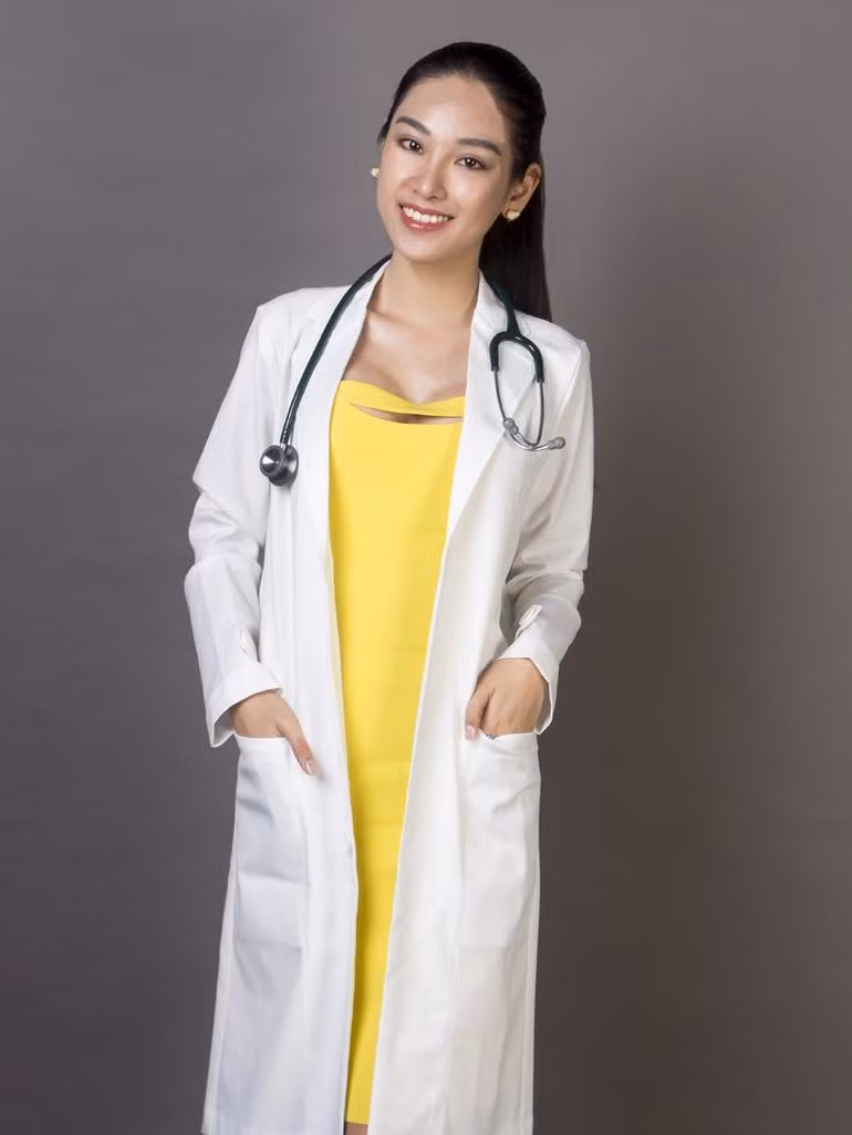 Từng là học sinh chuyên Sinh, cùng với niềm yêu thích các bộ phim Hồng Kông xưa, Phương Linh quyết tâm nuôi dưỡng và xây dựng ước mơ trở thành bác sĩ đa khoa. Từng là học sinh chuyên Sinh, cùng với niềm yêu thích các bộ phim Hồng Kông xưa, Phương Linh quyết tâm nuôi dưỡng và xây dựng ước mơ trở thành bác sĩ đa khoa.