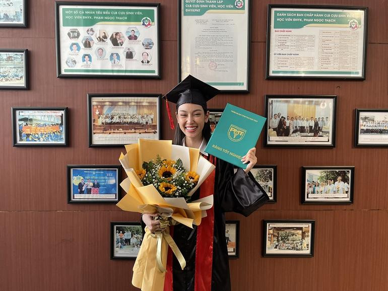 Nữ sinh hoàn thành chương trình 6 năm đào tạo Bác sĩ Đa khoa của trường Đại học Y khoa Phạm Ngọc Thạch với rất nhiều trải nghiệm, kỉ niệm đáng nhớ. Nữ sinh hoàn thành chương trình 6 năm đào tạo Bác sĩ Đa khoa của trường Đại học Y khoa Phạm Ngọc Thạch với rất nhiều trải nghiệm, kỉ niệm đáng nhớ.