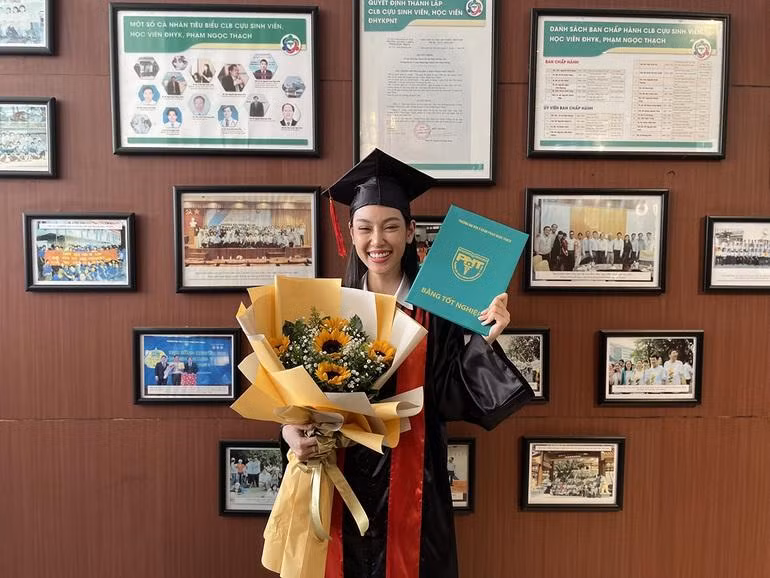 Nữ sinh hoàn thành chương trình 6 năm đào tạo Bác sĩ Đa khoa của trường Đại học Y khoa Phạm Ngọc Thạch với rất nhiều trải nghiệm, kỉ niệm đáng nhớ. Nữ sinh hoàn thành chương trình 6 năm đào tạo Bác sĩ Đa khoa của trường Đại học Y khoa Phạm Ngọc Thạch với rất nhiều trải nghiệm, kỉ niệm đáng nhớ.