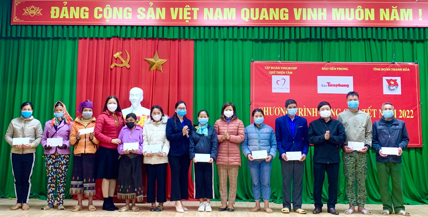 Đồng bào nghèo vui mừng, xúc động khi được nhận quà Tết tại chương trình. Đồng bào nghèo vui mừng, xúc động khi được nhận quà Tết tại chương trình.