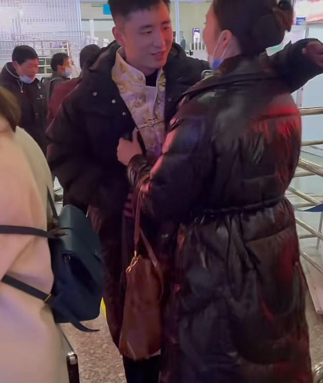 Cô dâu chú rể ôm nhau mừng tủi Cô dâu chú rể ôm nhau mừng tủi