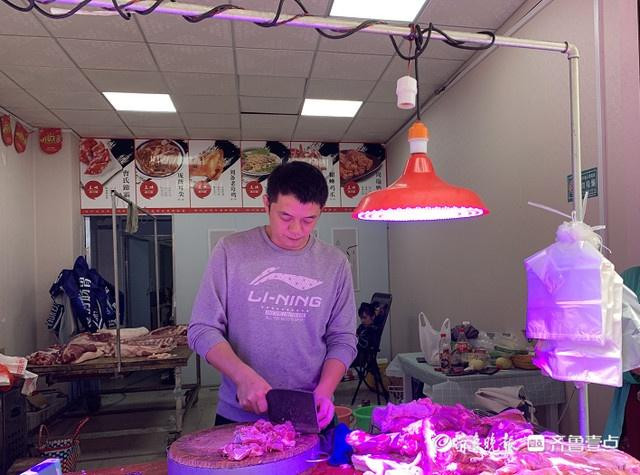 cử nhân bán thịt lợn ở trung quốc ảnh 3 Anh chàng 31 tuổi nổi tiếng trên mạng khi livestream bán thịt.