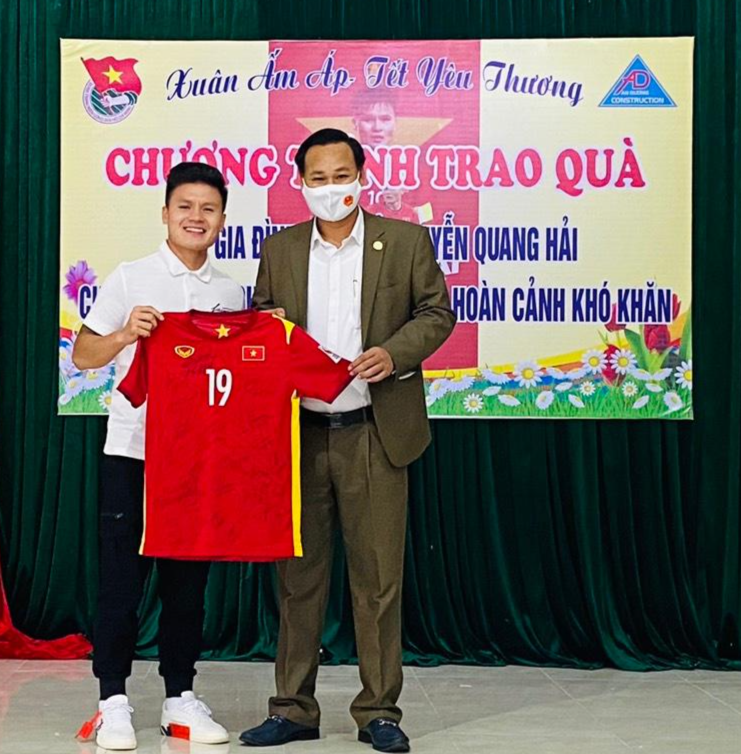 Cũng trong chuyến đi này, Quang Hải đã ghé thăm Viện dưỡng lão (Hiệp Đức, Quảng Nam) và tặng áo đấu có chữ ký của tất cả các cầu thủ. Cũng trong chuyến đi này, Quang Hải đã ghé thăm Viện dưỡng lão (Hiệp Đức, Quảng Nam) và tặng áo đấu có chữ ký của tất cả các cầu thủ.