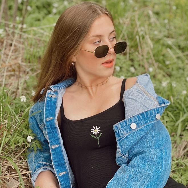 Leah nhận được sự ủng hộ từ gia đình để theo đuổi đam mê. Mẹ cô đã khuyên &quot;đừng quan tâm người khác nghĩ gì&quot; khi thấy con gái dấn thân vào ngành công nghiệp làm đẹp. &quot;Miễn là con làm điều bản thân thích và tận hưởng nó, con sẽ thành công theo cách nào đó thôi&quot;, Newsbreezer trích dẫn lời công chúa Na Uy.