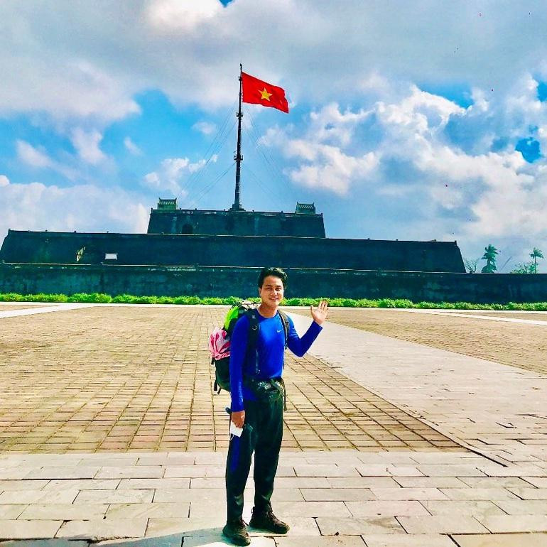Hoàng Hữu Đức chụp ảnh kỷ niệm khi đến TP Huế (Ảnh: NVCC). Hoàng Hữu Đức chụp ảnh kỷ niệm khi đến TP Huế (Ảnh: NVCC).