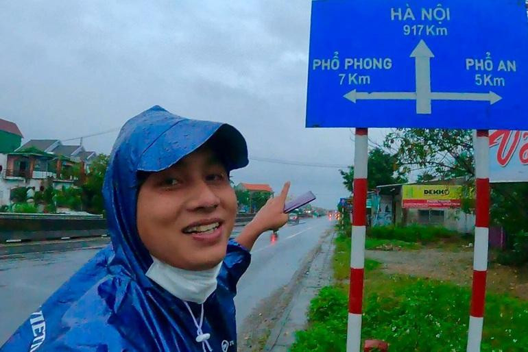 "Có những lúc mưa em vẫn mặc áo mưa để tiếp tục hành trình, khi mưa to quá thì em nghỉ", Đức chia sẻ (Ảnh: NVCC). "Có những lúc mưa em vẫn mặc áo mưa để tiếp tục hành trình, khi mưa to quá thì em nghỉ", Đức chia sẻ (Ảnh: NVCC).