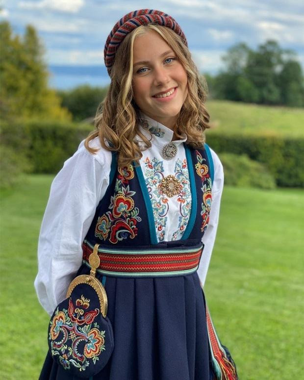 Khi không tham dự các sự kiện hoàng gia, Leah theo đuổi phong cách năng động, trẻ trung đúng với lứa tuổi. Chia sẻ trên chương trình Good Morning Norway, cô gái 17 tuổi cho biết không muốn làm các công việc nhàm chán, đặc biệt là công việc văn phòng và có kế hoạch theo đuổi sự nghiệp trong ngành làm đẹp.