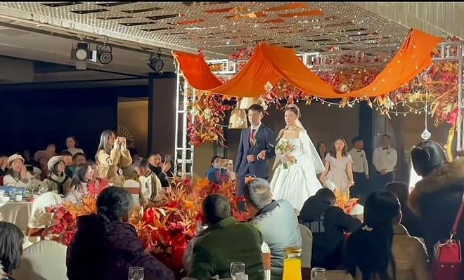 Đám cưới được tổ chức suôn sẻ, đầm ấm. Đám cưới được tổ chức suôn sẻ, đầm ấm.