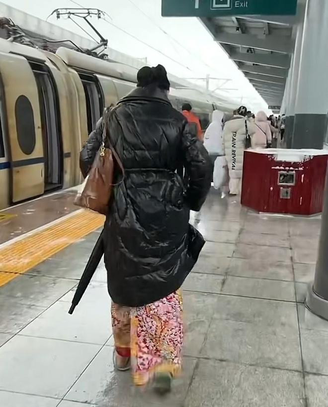 Cô dâu một mình ra ga tàu điện ngầm đến nơi tổ chức tiệc Cô dâu một mình ra ga tàu điện ngầm đến nơi tổ chức tiệc