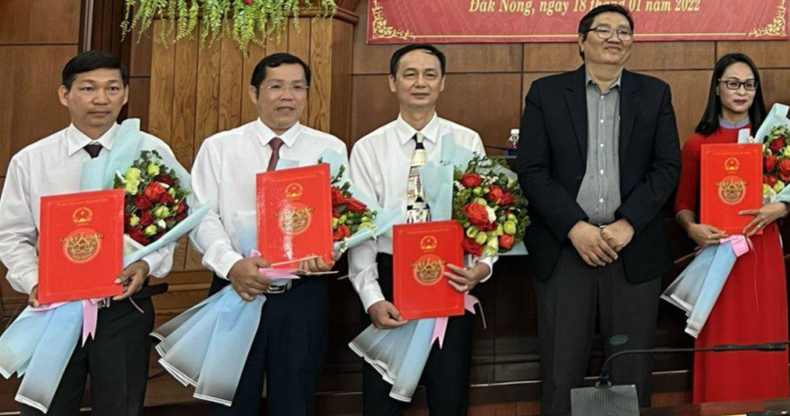 Toàn cảnh buổi lễ công bố quyết định điều động, bổ nhiệm nhân sự mới ở Đắk Nông Toàn cảnh buổi lễ công bố quyết định điều động, bổ nhiệm nhân sự mới ở Đắk Nông