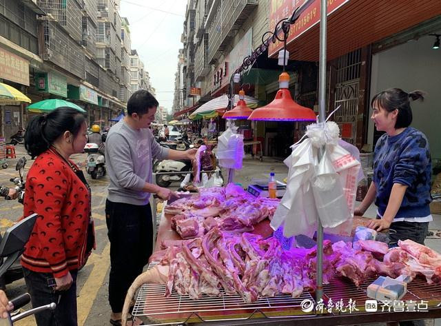 Nhiều người biết đến câu chuyện đặc biệt của Liao đã tìm đến tận quầy thịt của anh để gặp gỡ. cu nhan ban thit lon o trung quoc anh 4