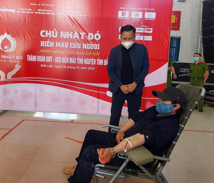 Nhà báo Đình Thắng, Trưởng ban Kinh tế - Xã hội, kiêm Trưởng văn phòng Đại diện báo Tiền Phong khu vực Tây Nguyên, Trưởng Ban tổ chức Chủ nhật Đỏ Đắk Lắk, thăm hỏi, động viên các tình nguyện viên hiến máu. Nhà báo Đình Thắng, Trưởng ban Kinh tế - Xã hội, kiêm Trưởng văn phòng Đại diện báo Tiền Phong khu vực Tây Nguyên, Trưởng Ban tổ chức Chủ nhật Đỏ Đắk Lắk, thăm hỏi, động viên các tình nguyện viên hiến máu.