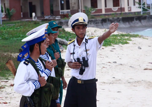 Và được đồng đội hướng dẫn cách tuần tra trên biển