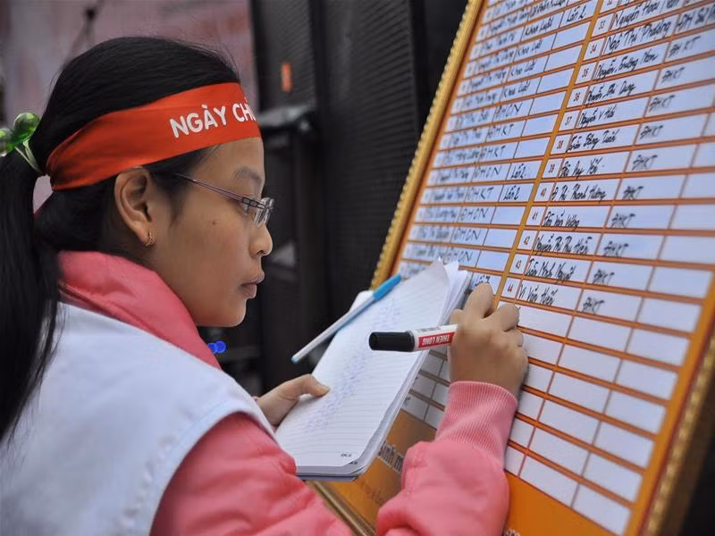 Cập nhật danh sách người hiến máu. Ảnh : Thuận Phong