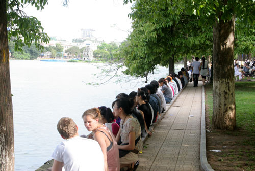 Hàng dài người tập trung sát mép bờ hồ Hoàn Kiếm