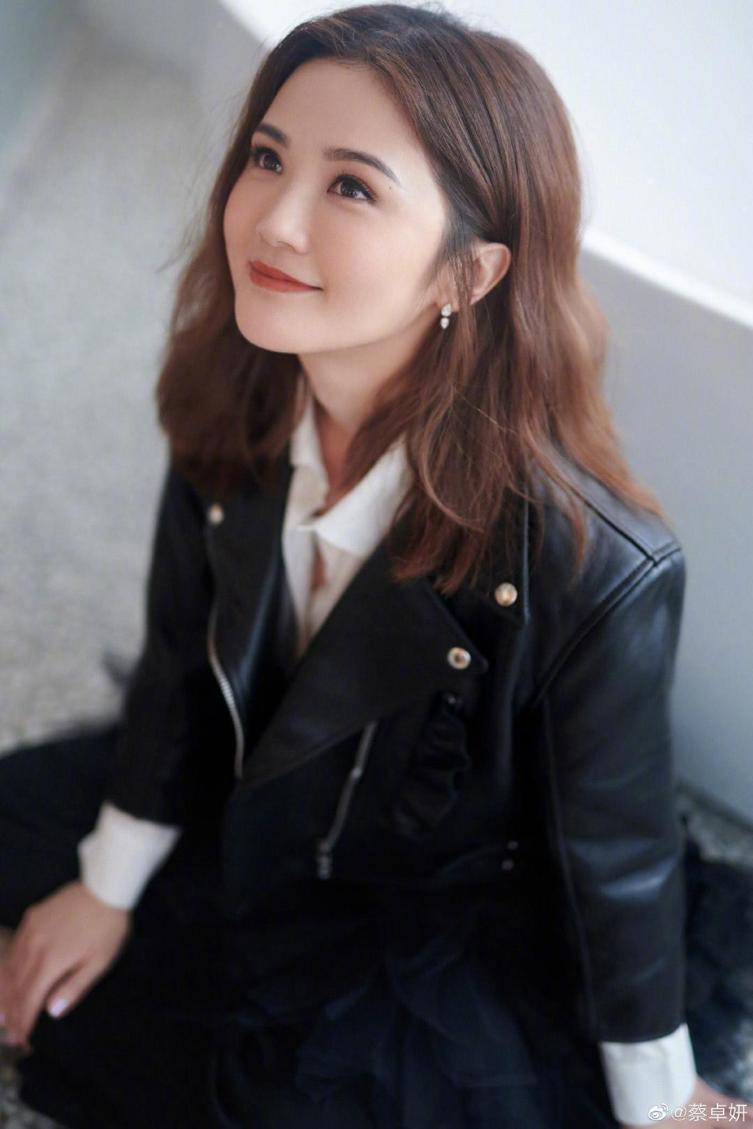 Thái Trác Nghiên là thành viên nhóm nhạc nữ Twins cùng với Chung Hân Đồng. Ngoài ra, cô cũng đóng nhiều phim như "Thiên cơ biến", "Sổ kỹ", "Tha thứ cho anh 77", "The Lady Improper"...