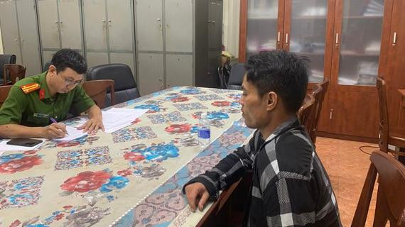 Công an lấy lời khai Hải tại trụ sở Cục C02, Bộ Công an phía Nam. Ảnh: CHÍ THẠCH