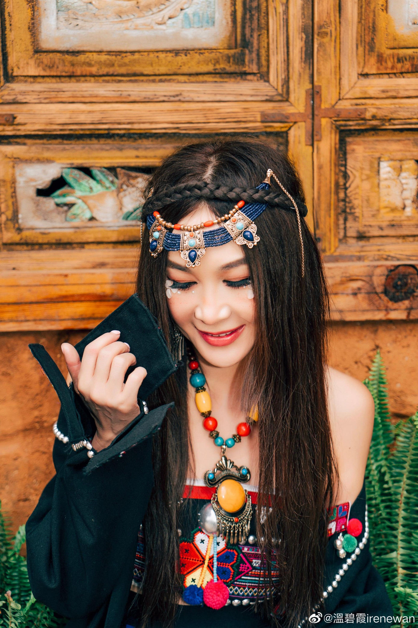 Trong ảnh, Ôn Bích Hà yêu kiều, ngọt ngào trong tạo hình mới. Hơn thế, ngoại hình trẻ trung không tưởng của cô ở tuổi 56 khiến dân tình phải xuýt xoa. Cô trông thẹn thùng, e ấp như những cô gái chưa chồng được mặc đẹp tham dự lễ hội để tìm kiếm ý trung nhân.