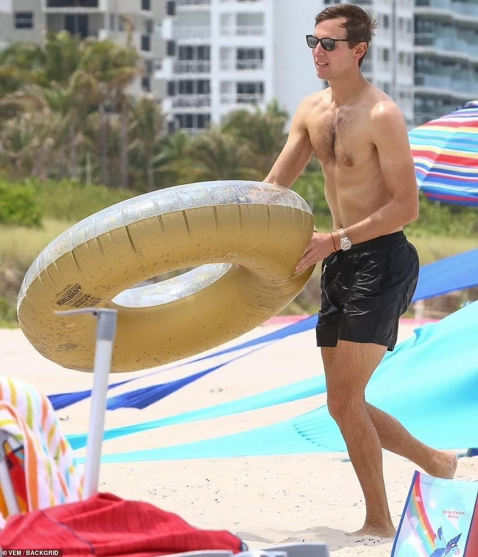 Trong khi đó, Jared mặc quần bơi màu đen để lộ thân hình cao gầy mà vẫn rắn rỏi.