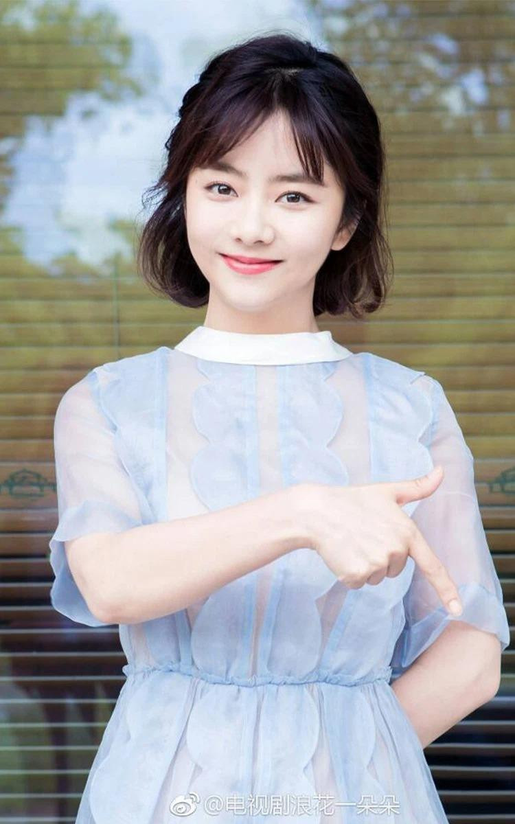 Hạng 5 là Đàm Tùng Vận. Vì sở hữu gương mặt "búng ra sữa", nữ diễn viên sinh năm 1990 luôn được giao cho các vai nữ sinh 16, 17 tuổi và được người hâm mộ đặt cho danh xưng "Nữ thần thanh xuân vườn trường".