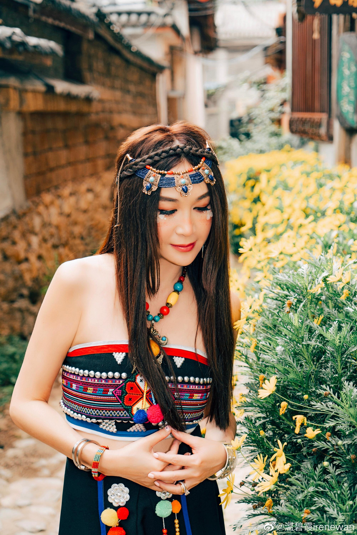 Ngày 30/5, Ôn Bích Hà chia sẻ lên trang Weibo cá nhân bộ ảnh mới, kèm dòng trạng thái: "Hóa thân thành một cô gái dân tộc thiểu số, dạo bước trong khu phố cổ kính, cảm giác như quay ngược thời gian trở về với quê hương".