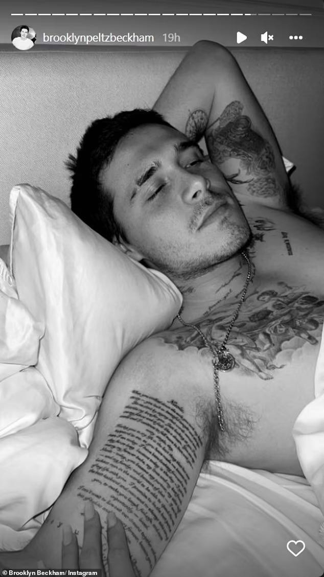 Hình xăm chứng minh tình yêu với Nicola trên cánh tay của Brooklyn.