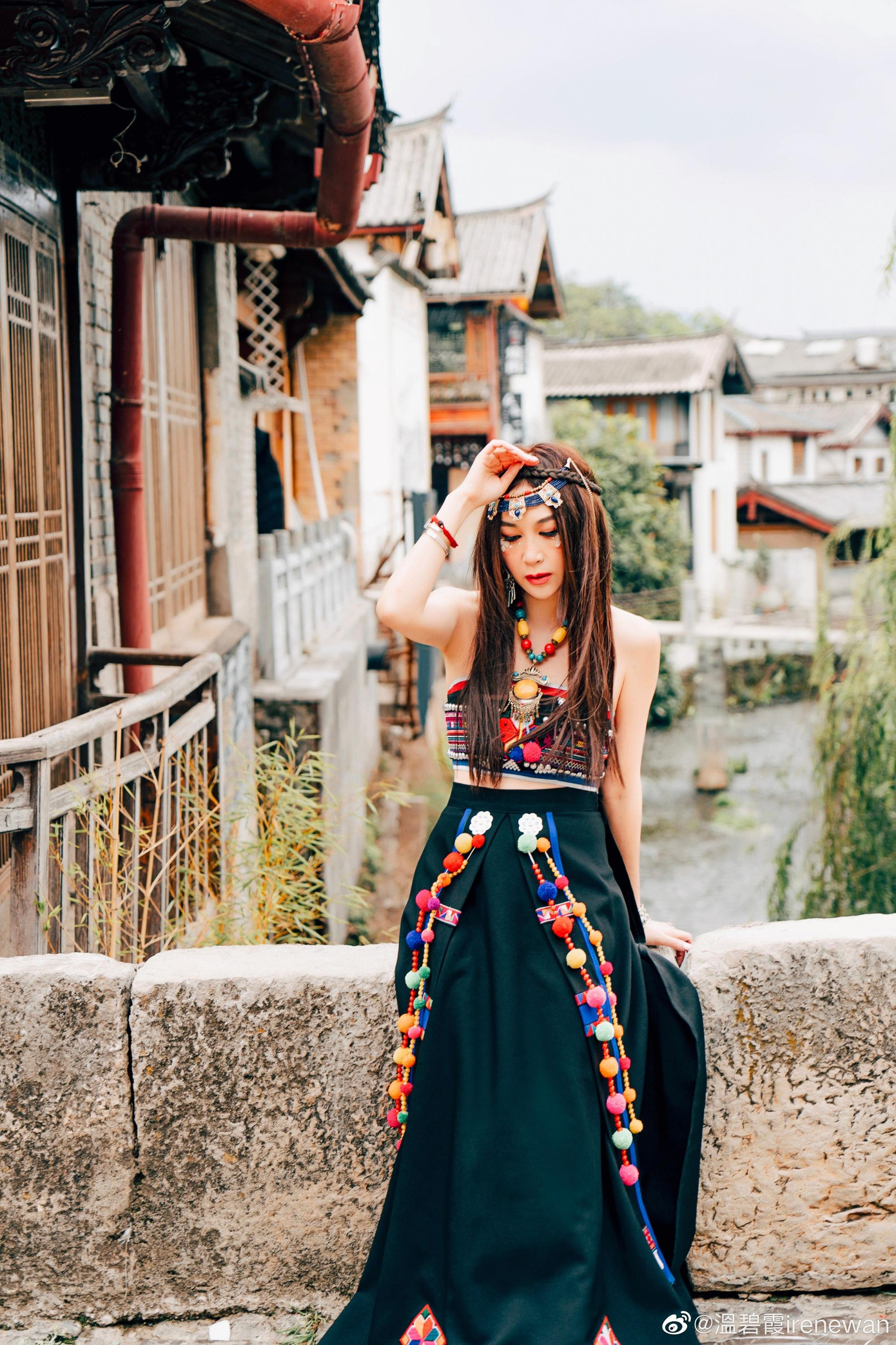 Theo HK01, Ôn Bích Hà rất thích Vân Nam, tỉnh biên giới của tây nam Trung Quốc. Gần đây, nhân chuyến công tác đến Vân Nam, cô ghé thăm thành cổ Lệ Giang. Khi đi qua một cửa hàng cho thuê trang phục dân tộc thiểu số, nàng "Phan Kim Liên" đã ghé vào và thực hiện bộ ảnh.