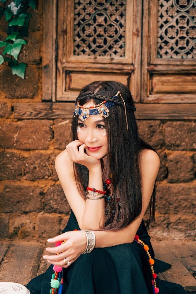 Bất chấp dân mạng "lời ra tiếng vào", Ôn Bích Hà vẫn cập nhật trang cá nhân thường xuyên bằng những bộ ảnh điệu đà, "bánh bèo".